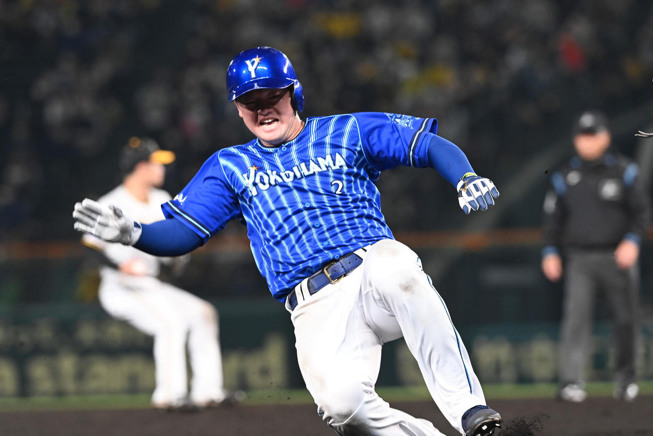 阪神対DeNA 12回表DeNA無死一、二塁、牧は三塁盗塁に成功（撮影・前岡正明）