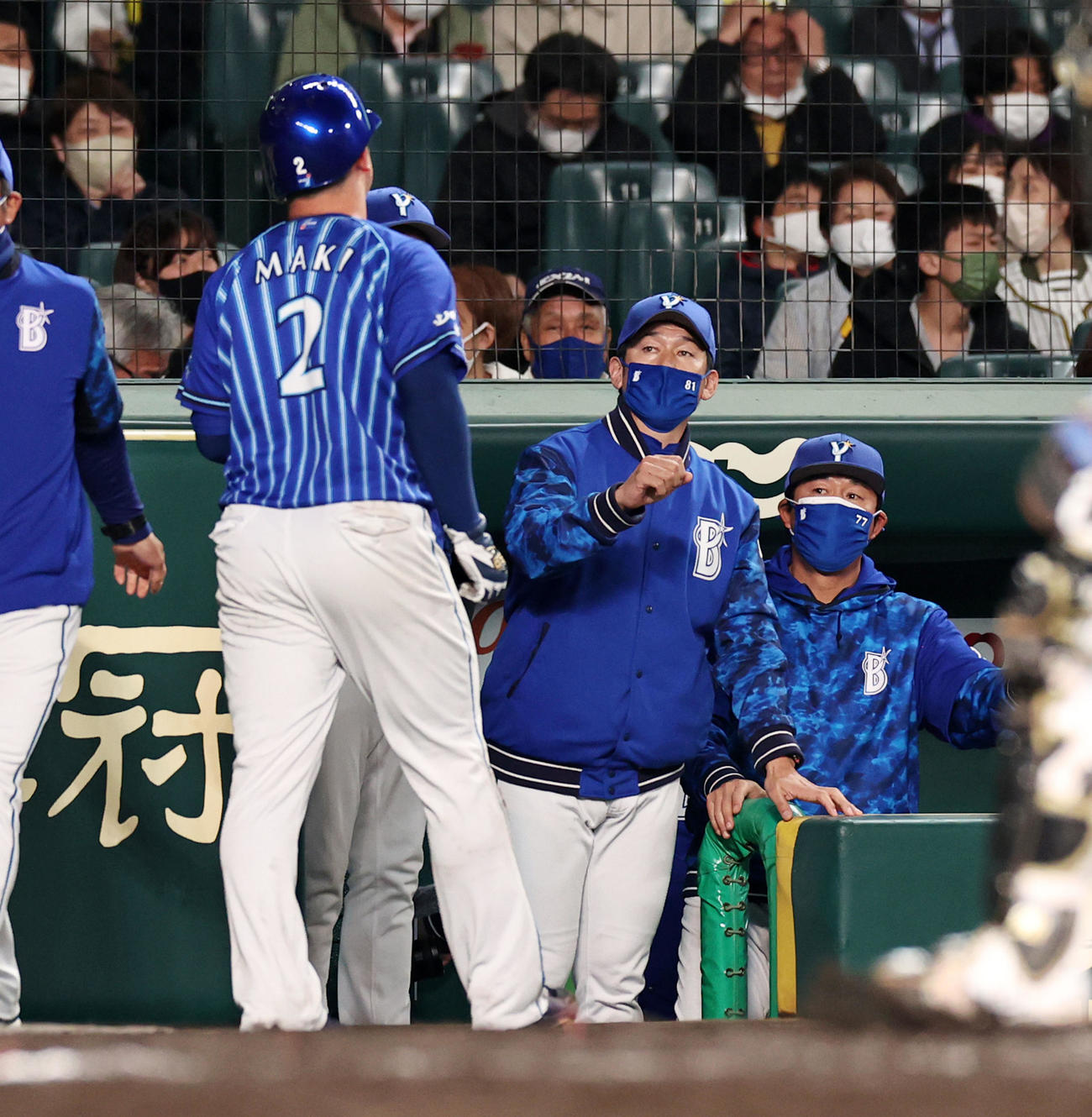 阪神対DeNA 12回表DeNA無死一、三塁、三浦監督は大和の左前適時打で生還した三塁走者牧を出迎える（撮影・加藤哉）