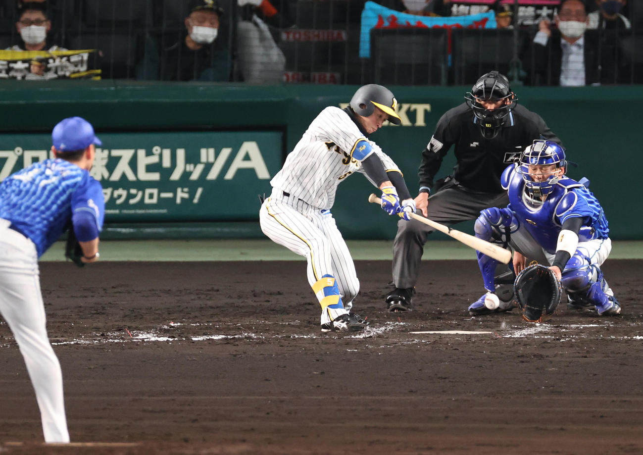 阪神対DeNA 7回裏阪神1死二塁、近本は二塁内野安打を放つ（撮影・上山淳一）