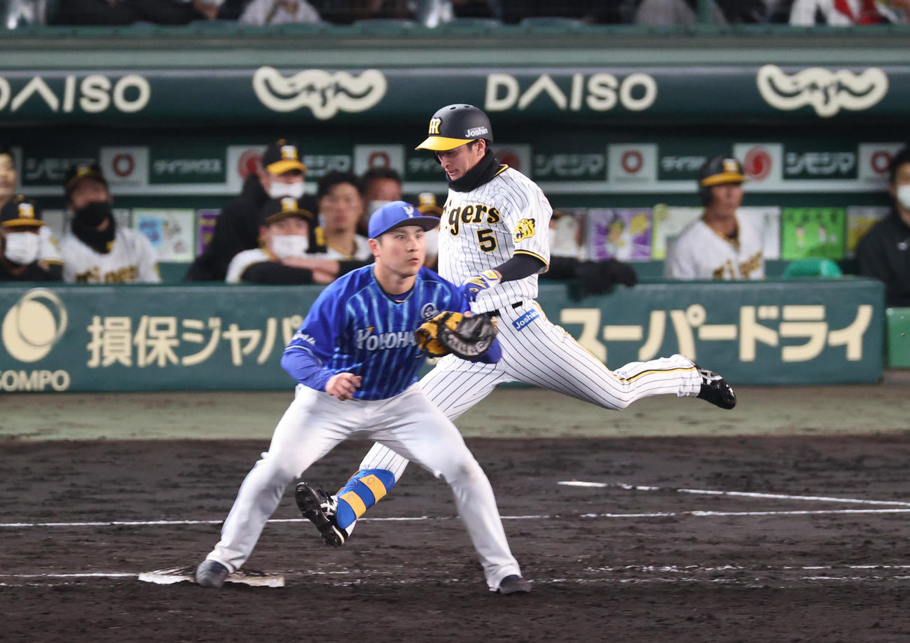 阪神対DeNA 7回裏阪神1死二塁、近本は二塁内野安打を放つ（撮影・上山淳一）