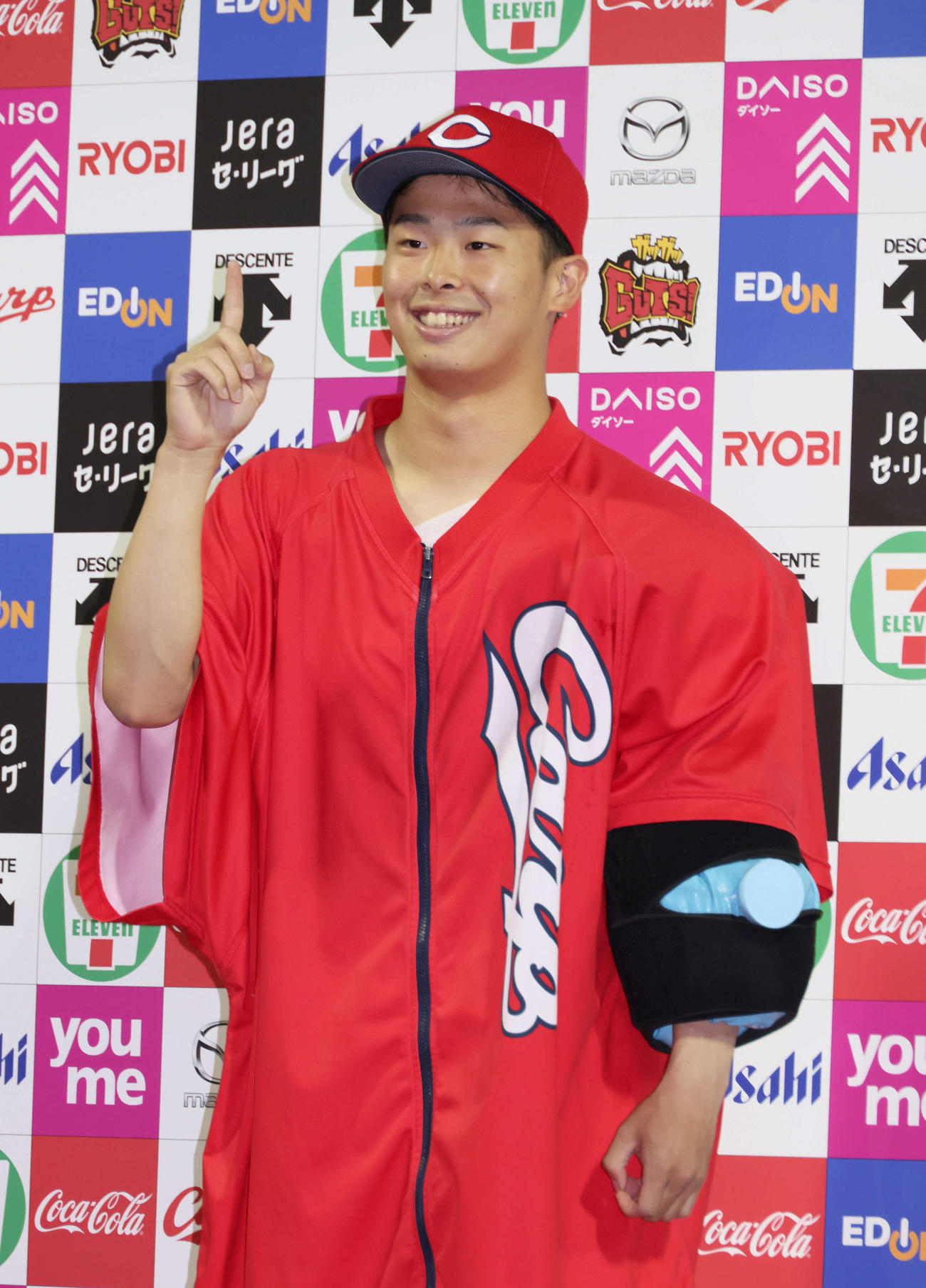 広島対巨人　お立ち台で笑顔の広島玉村（撮影・加藤孝規）