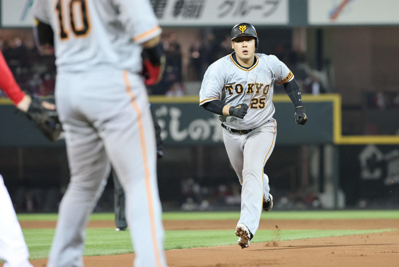 広島対巨人　6回表巨人無死一塁、長野が中田翔の打球を好捕＆好返球で、岡本は帰塁できず（撮影・加藤孝規）