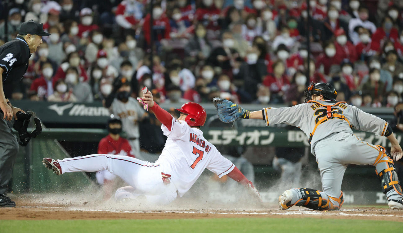 広島対巨人　7回裏広島無死一、三塁、菊池涼のスクイズバントで堂林が生還（撮影・加藤孝規）