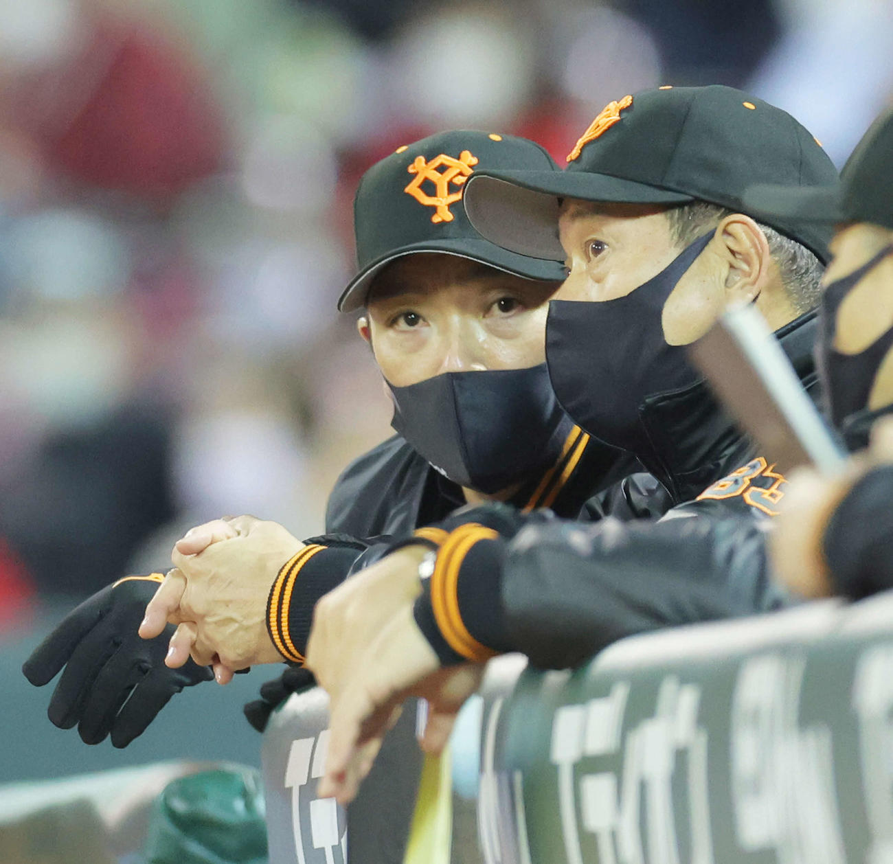 広島対巨人　7回表、阿部作戦コーチ（左）と言葉を交わす原監督（撮影・河田真司）