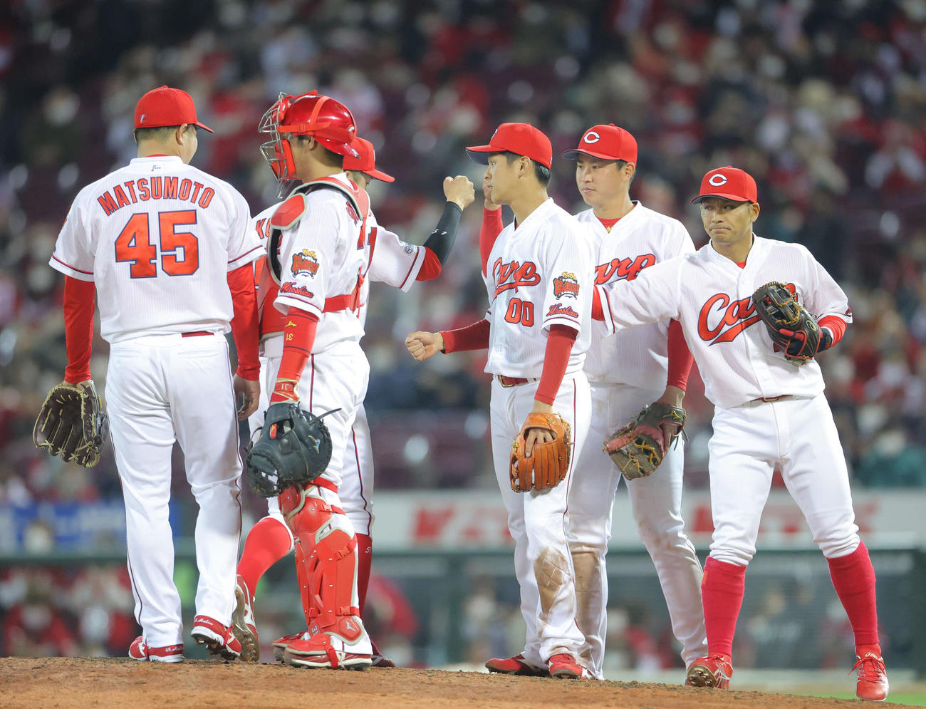 広島対巨人　巨人に勝利し、マウンドに集まる広島ナイン（撮影・河田真司）