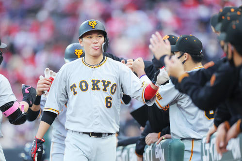 広島対巨人 1回表巨人無死満塁、岡本和の先制2点適時二塁打で生還し、ベンチナインに迎えられる坂本(撮影・河田真司)