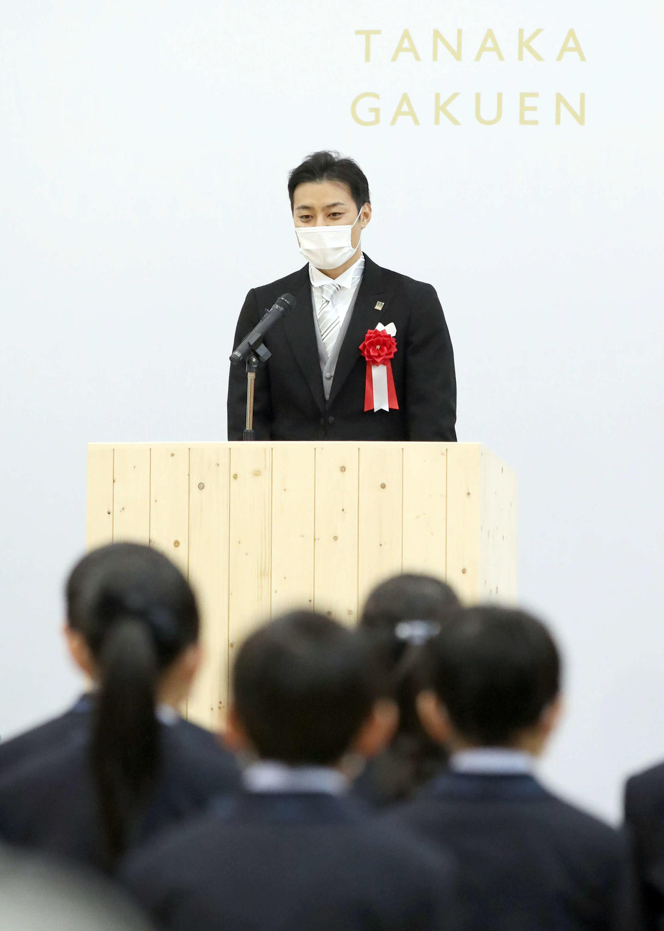 田中学園立命館慶祥小学校の入学式で児童たちにあいさつをする同校理事長の日本ハム田中SA（撮影・佐藤翔太）