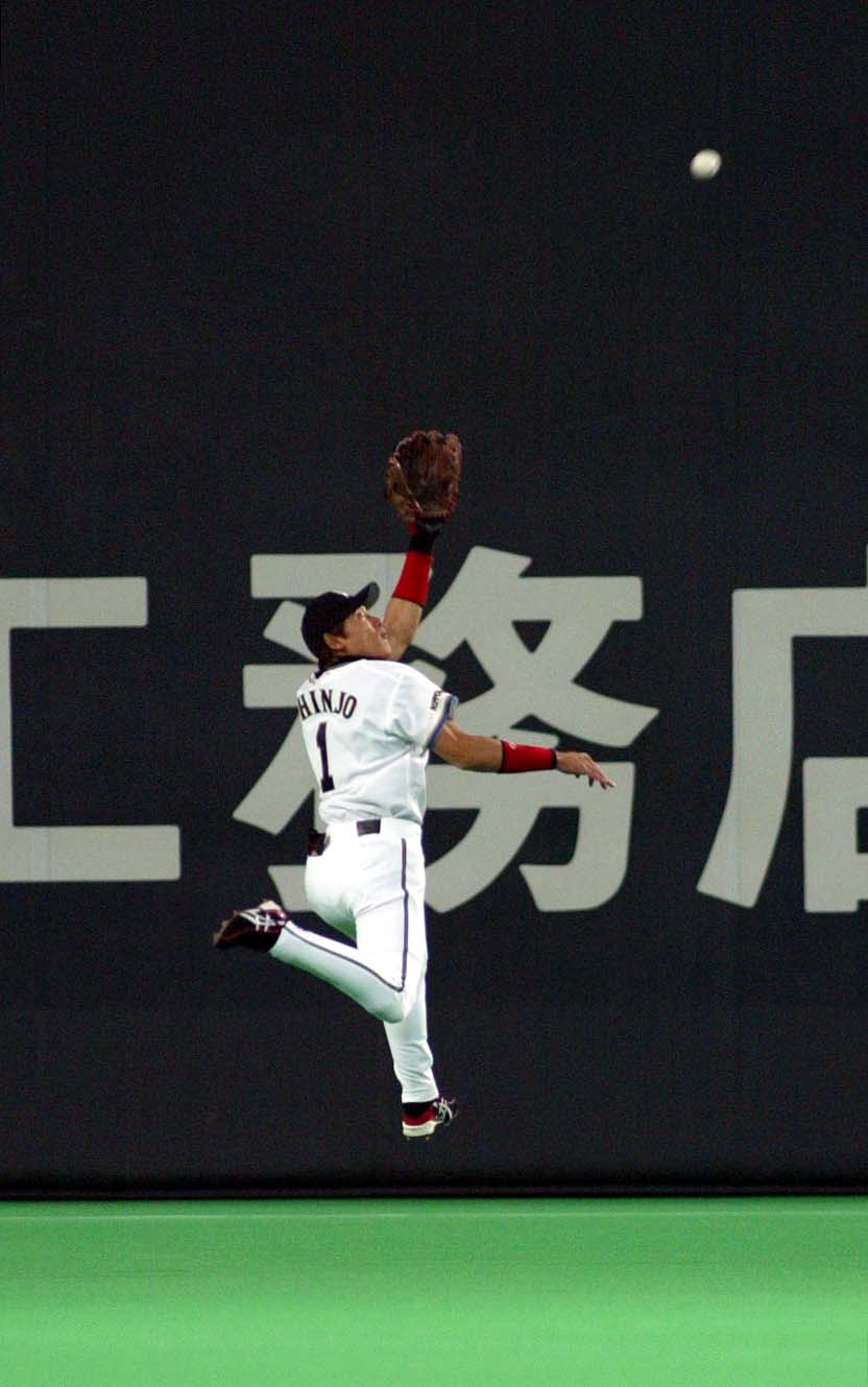 6回表、右中間への打球を俊足を飛ばしナイスキャッチする新庄