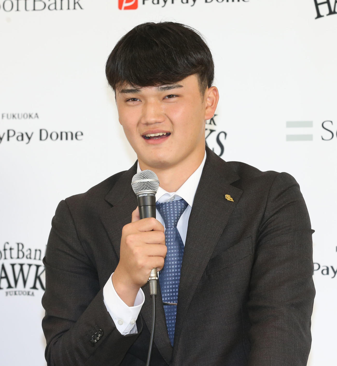支配下登録され、笑顔で会見を行う田上（撮影・屋方直哉）