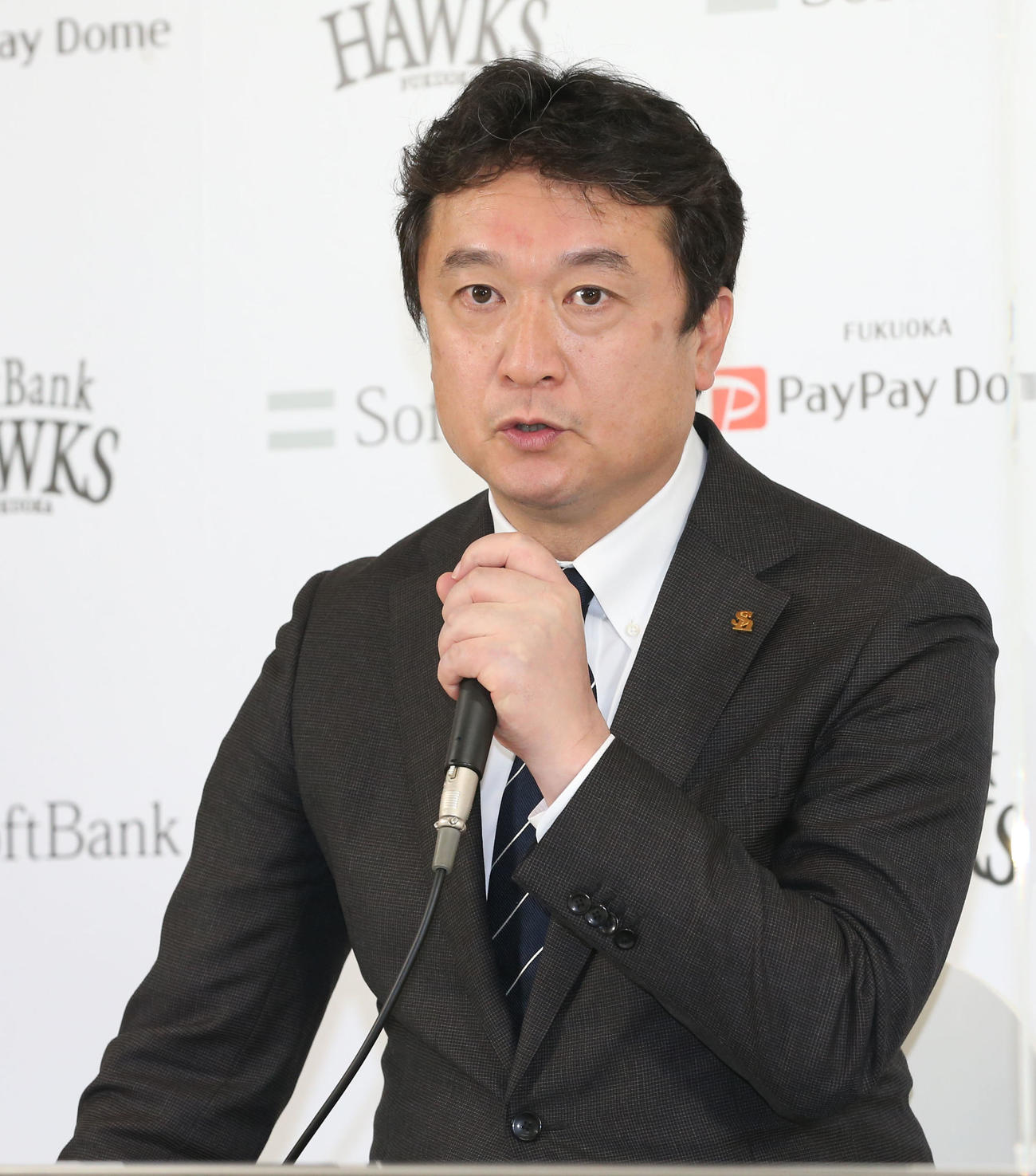 田上が支配下登録され、会見を行う三笠取締役GM（撮影・屋方直哉）
