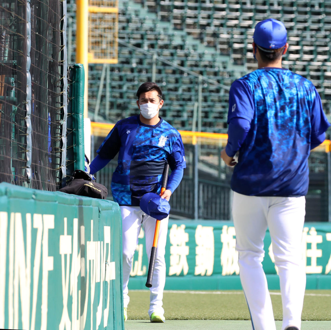 阪神対DeNA　一旦はグラウンドへ出た山崎康も中へ移動するよう促される（撮影・加藤哉）
