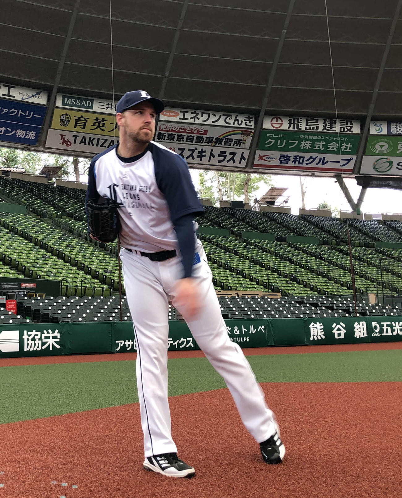 投手練習に初参加した西武エンス（球団提供）