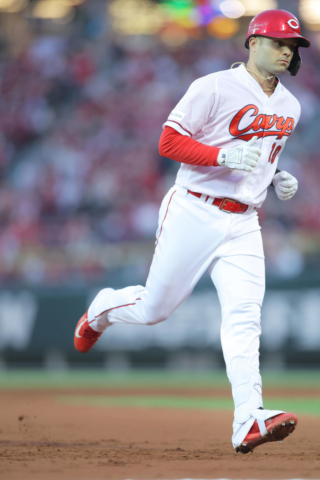 広島対巨人　1回裏広島2死一塁、左越え同点2点本塁打を放ち三塁を回るマクブルーム（撮影・河田真司）