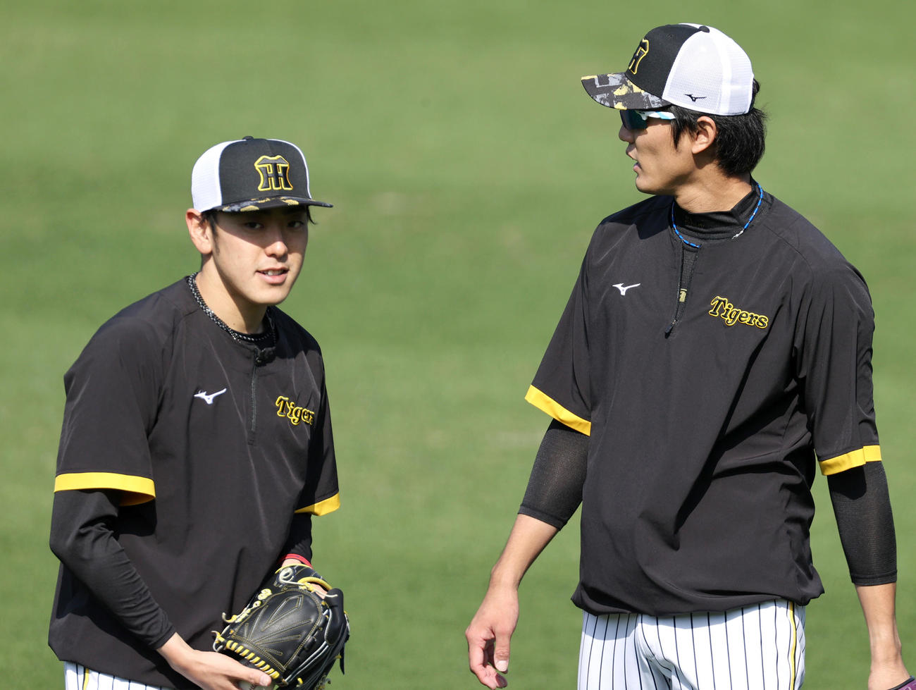 試合前の練習に励む小川（左）と藤浪（撮影・上山淳一）
