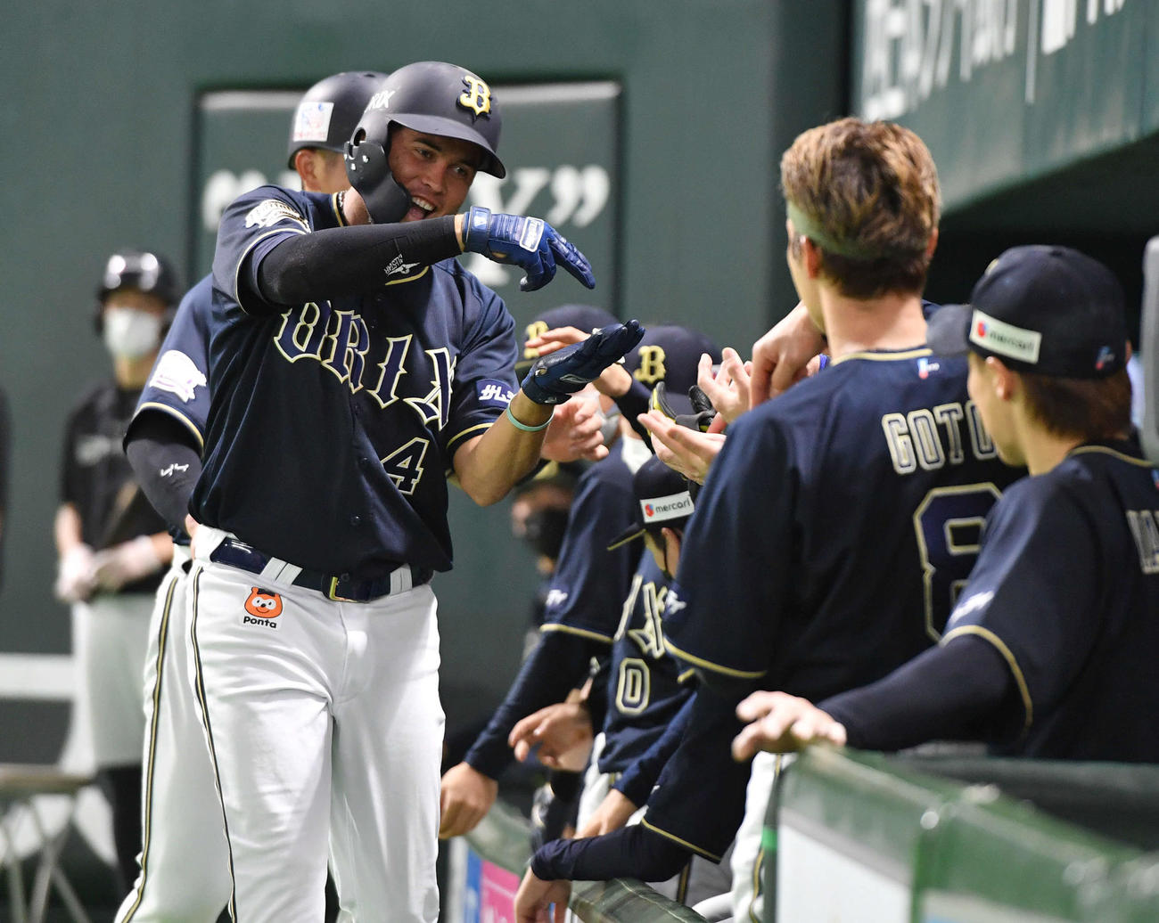 ソフトバンク対オリックス　6回表オリックス1死二塁、逆転の右越え2点本塁打を放ち、ベンチ前で笑顔でポーズをとるバレラ（撮影・岩下翔太）