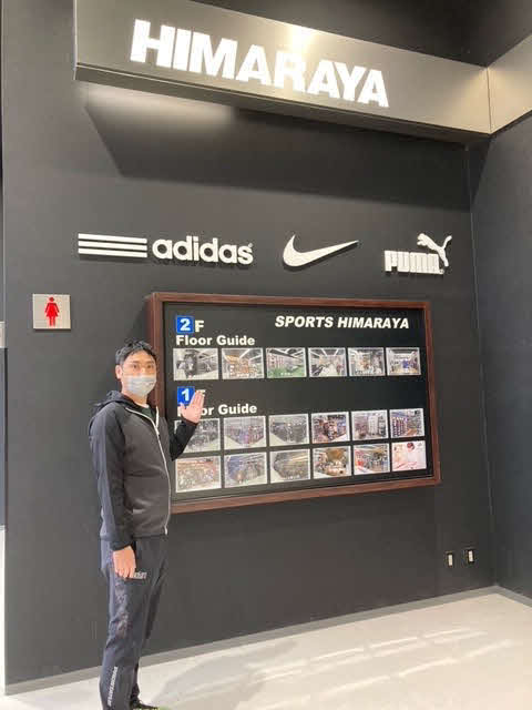 ヒマラヤのフロアガイドの前に立つ元阪神の桑原氏（本人提供）