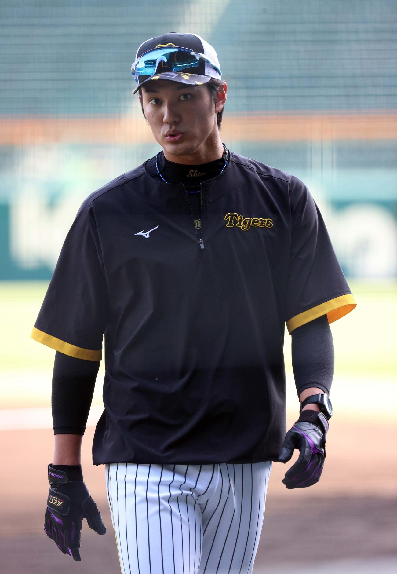 阪神対DeNA　藤浪は球場に流れるBGMを歌いながらベンチに引き揚げる（撮影・上田博志）