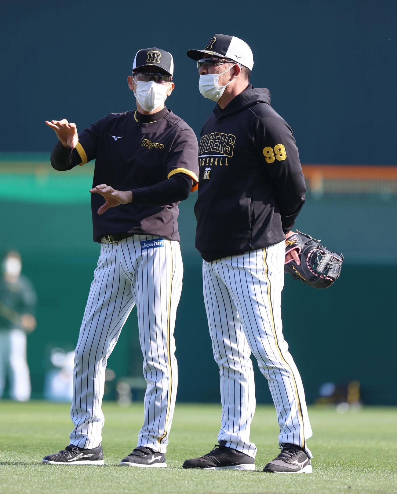 阪神対DeNA　グラウンドで話す矢野監督（左）と井上ヘッドコーチ（撮影・上田博志）