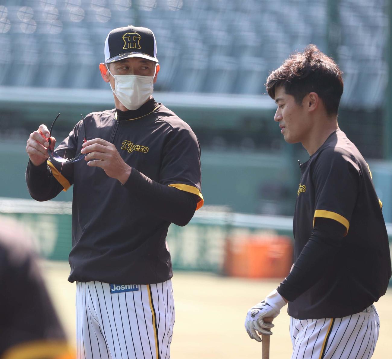 阪神対DeNA　矢野監督（左）は打撃練習に向かう坂本に声を掛ける（撮影・上田博志）