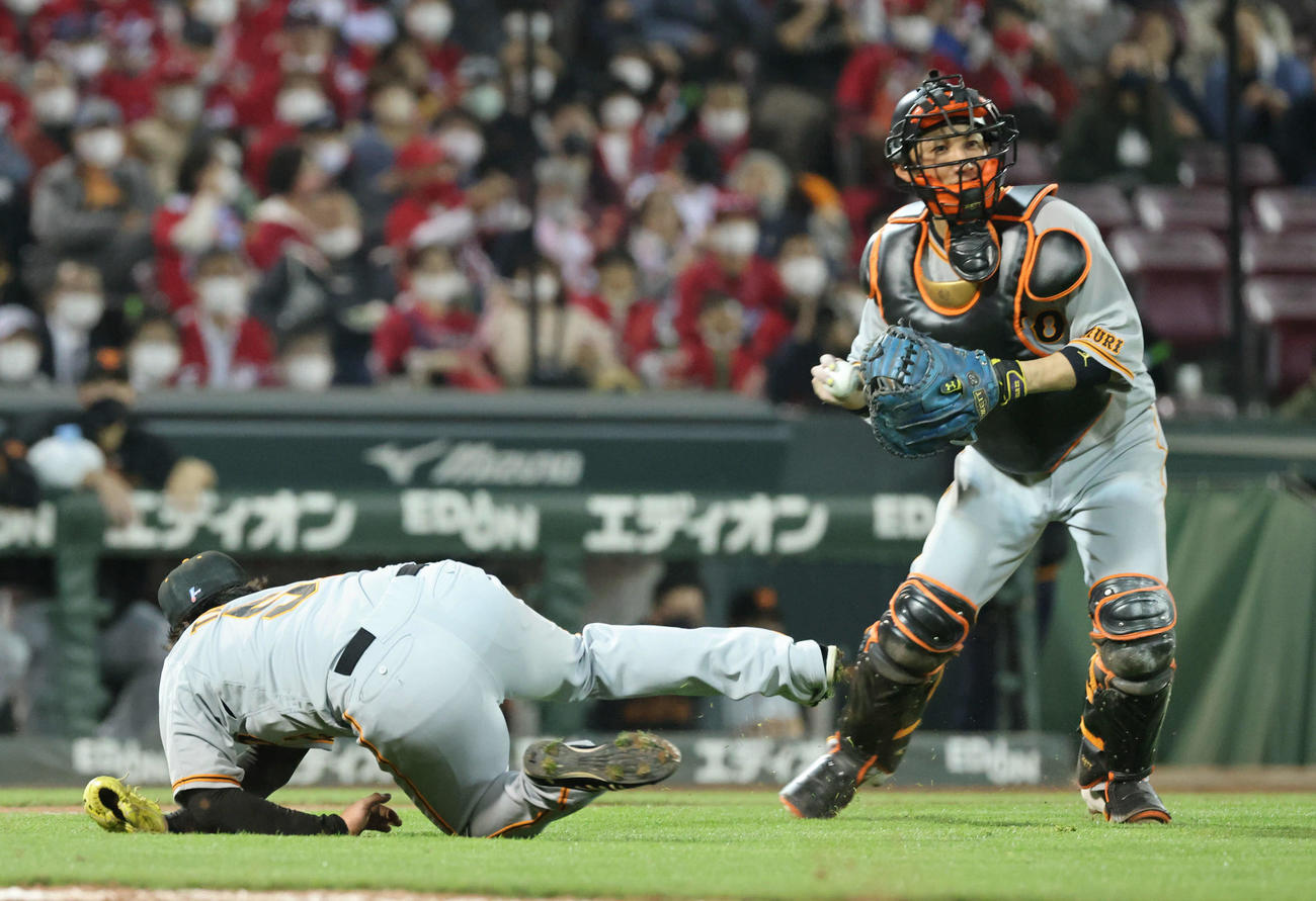 広島対巨人　7回裏広島無死一、二塁、小園の犠打で高梨と小林が凡プレー、西川が生還へ（撮影・加藤孝規）