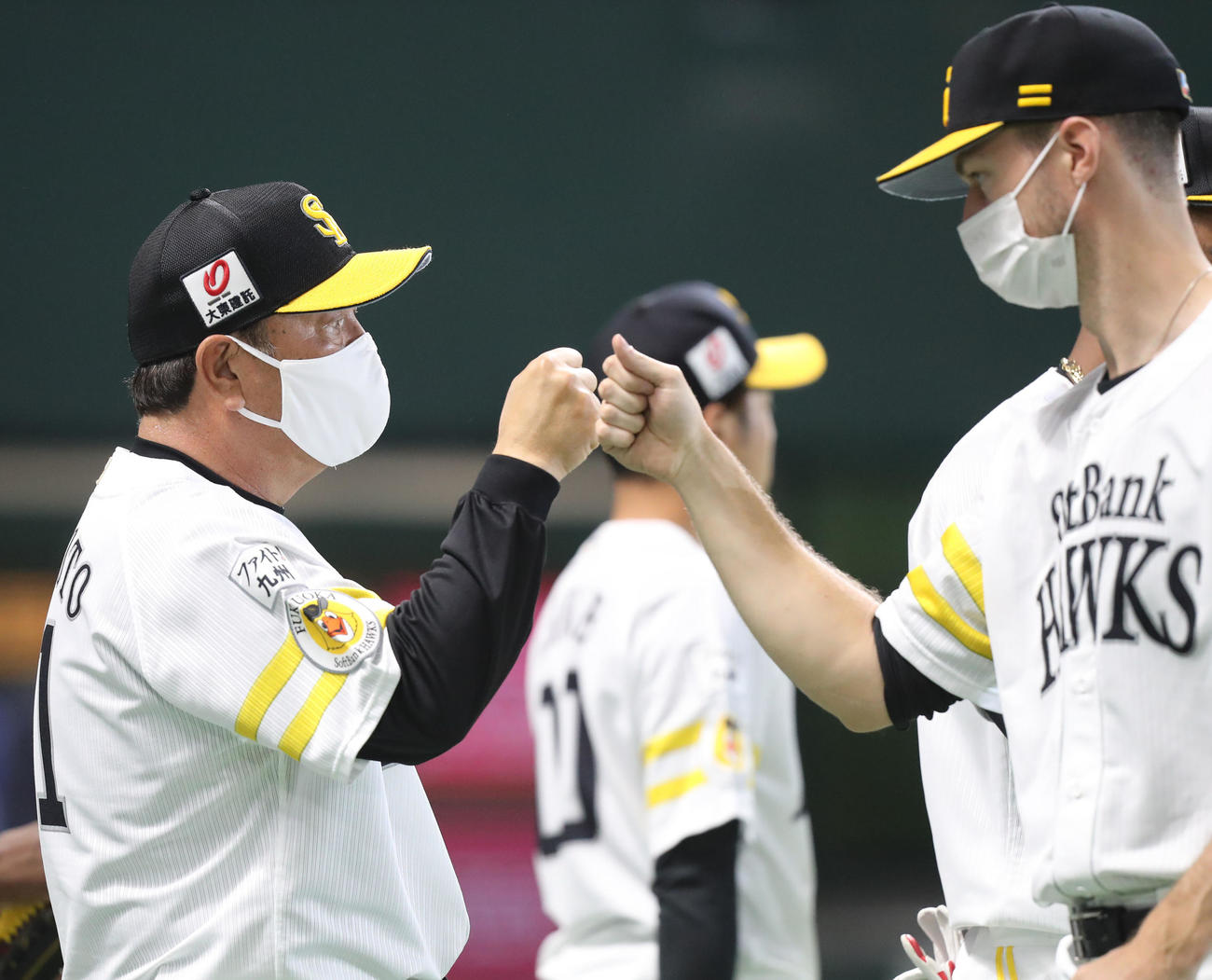 ソフトバンク対オリックス　オリックスに勝利しレイとグータッチをする藤本監督（撮影・屋方直哉）