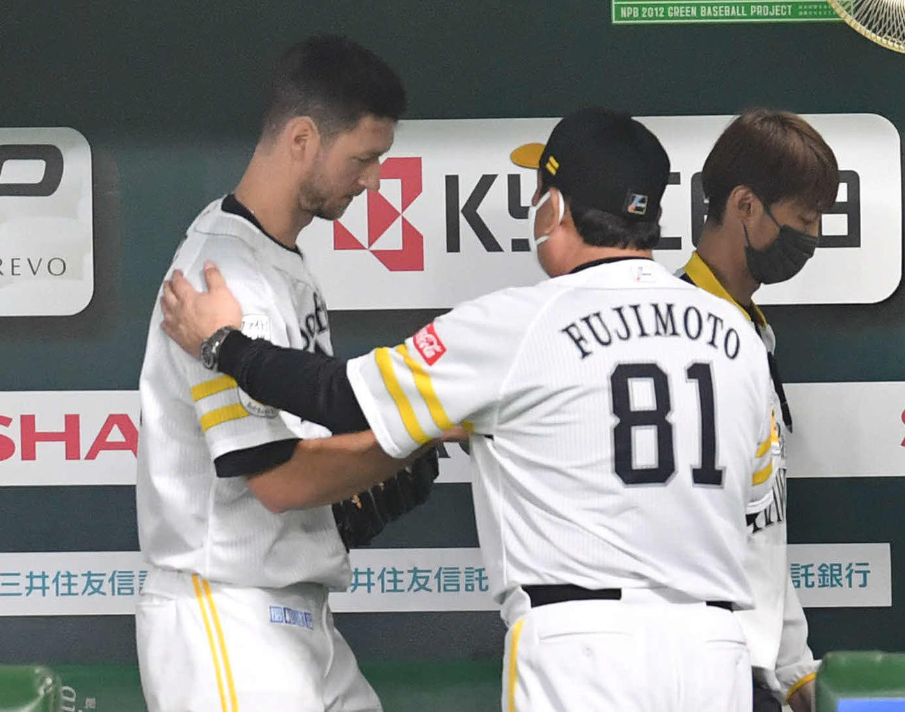 ソフトバンク対オリックス　7回表、途中降板となったレイ（左）は、ベンチで藤本監督から肩をたたかれる（撮影・岩下翔太）