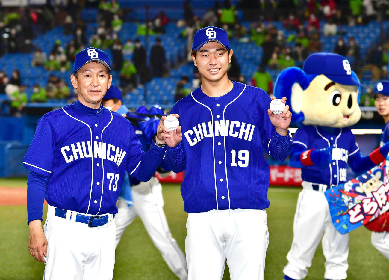ヤクルト対中日　プロ初勝利を挙げ、ウイニングボール（左）とプロ初安打のボールを手に笑顔の中日高橋宏。左は立浪監督（撮影・小沢裕）