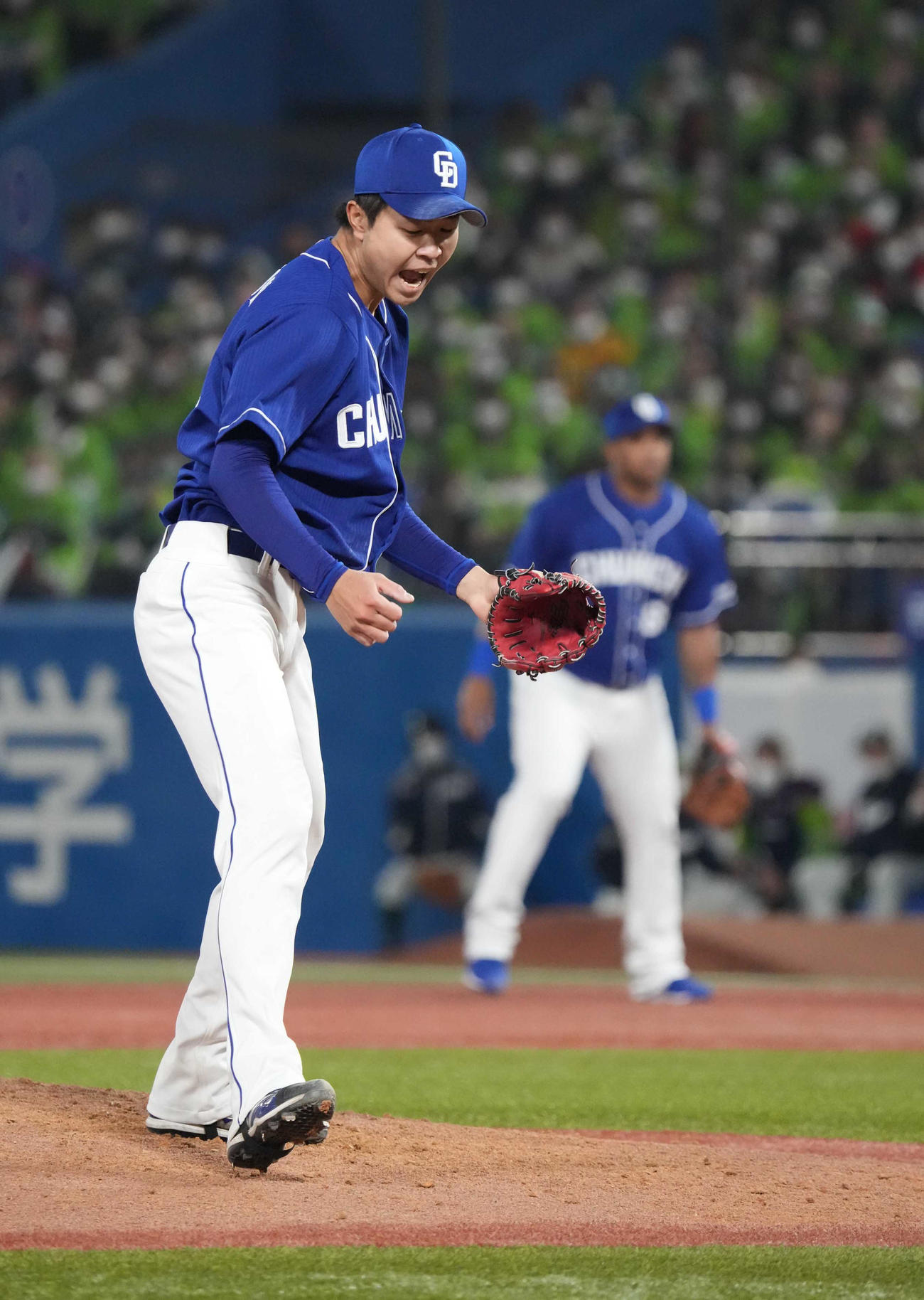 ヤクルト対中日　6回裏ヤクルト2死一塁、中日先発の高橋宏はオスナを三振に仕留め雄たけびを上げる（撮影・小沢裕）