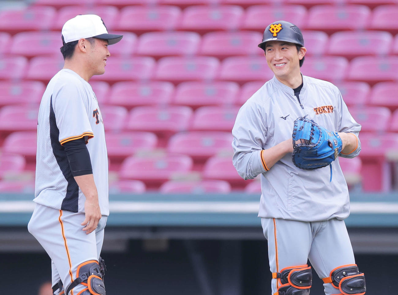 広島対巨人　試合前、笑顔で練習に臨む巨人山瀬（左）と小林（撮影・河田真司）