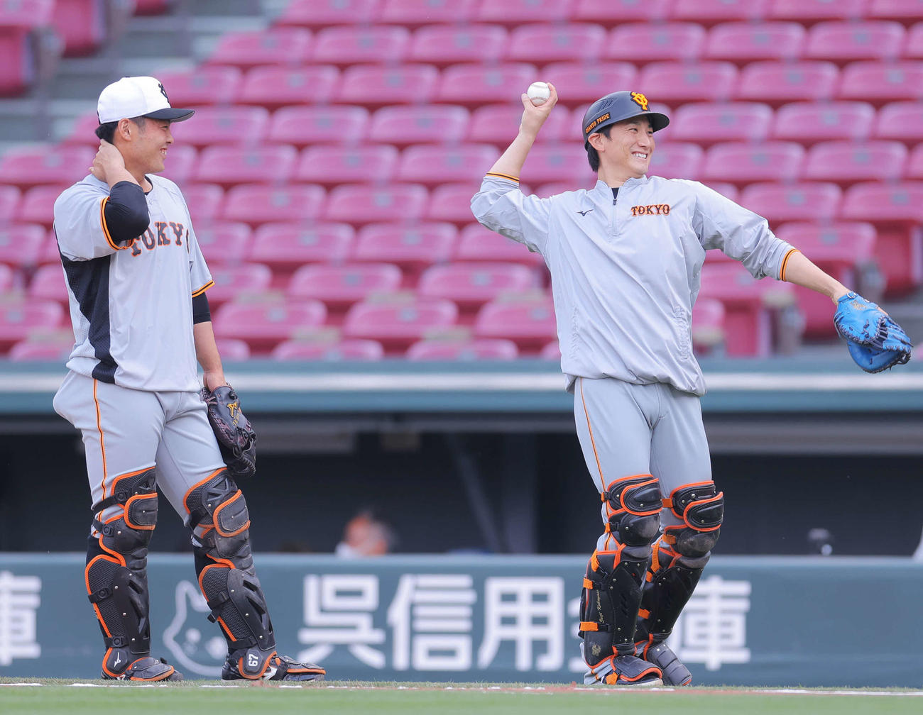 広島対巨人　試合前、笑顔で練習に臨む巨人山瀬（左）と小林（撮影・河田真司）