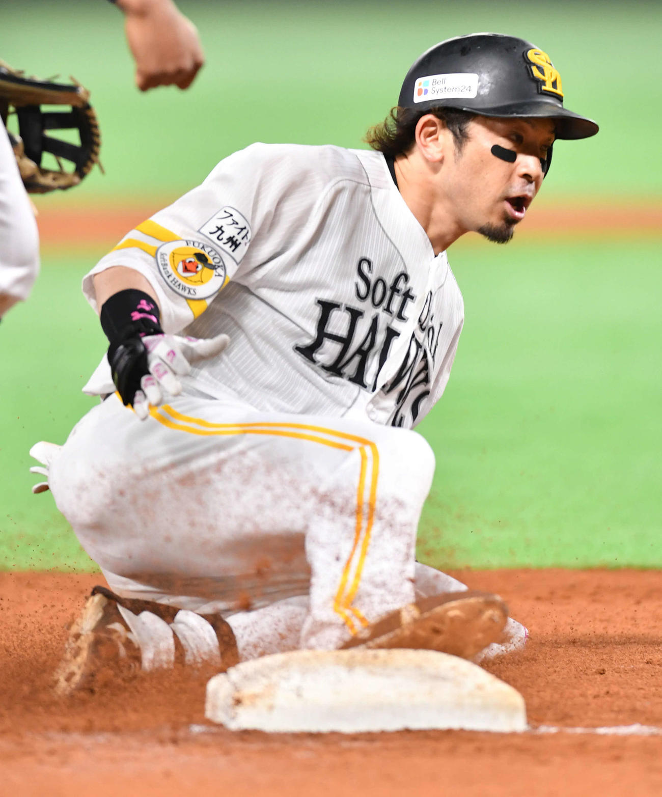 ソフトバンク対オリックス　6回裏ソフトバンク1死満塁、松田は中越え勝ち越し3点適時打を放ち、三塁に滑り込む（撮影・岩下翔太）