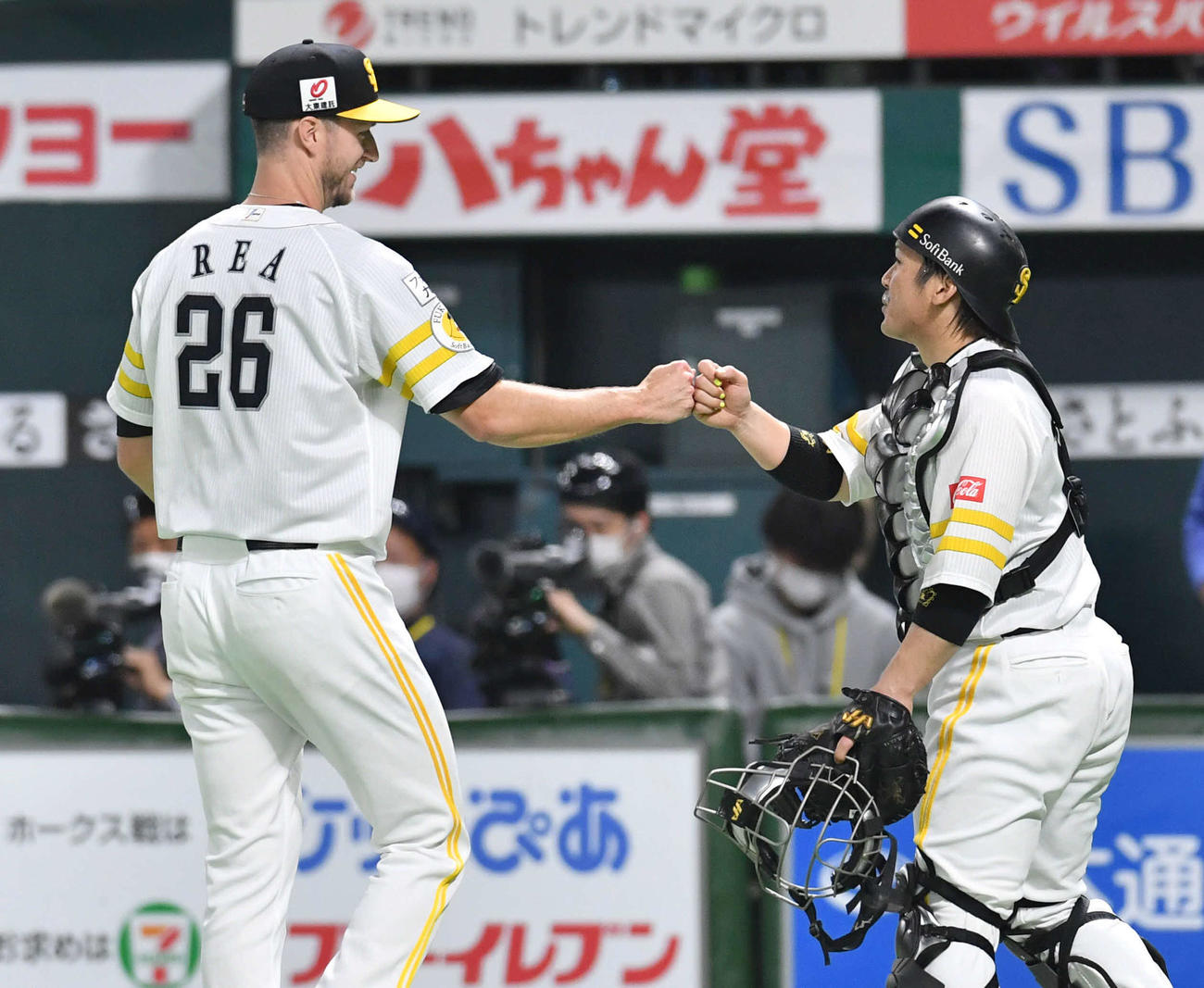 ソフトバンク対オリックス　4回表、3者凡退に抑え、甲斐（右）と笑顔でグータッチを交わすレイ（撮影・岩下翔太）
