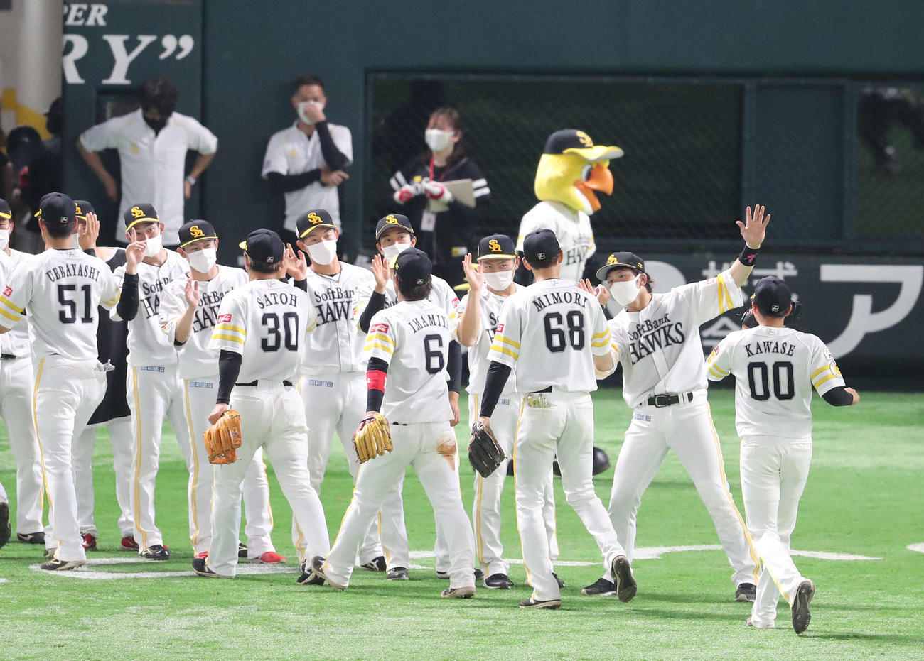 オリックスに勝利し、ナインを出迎えるソフトバンク松田（右から2人目）ら（撮影・梅根麻紀）