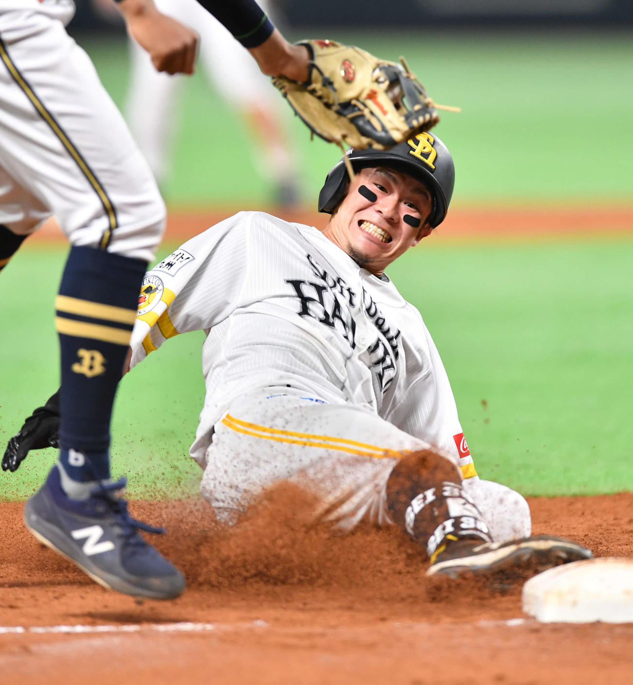 ソフトバンク対オリックス　7回裏ソフトバンク1死二塁、牧原大は左中間へ適時三塁打を放つ（撮影・岩下翔太）