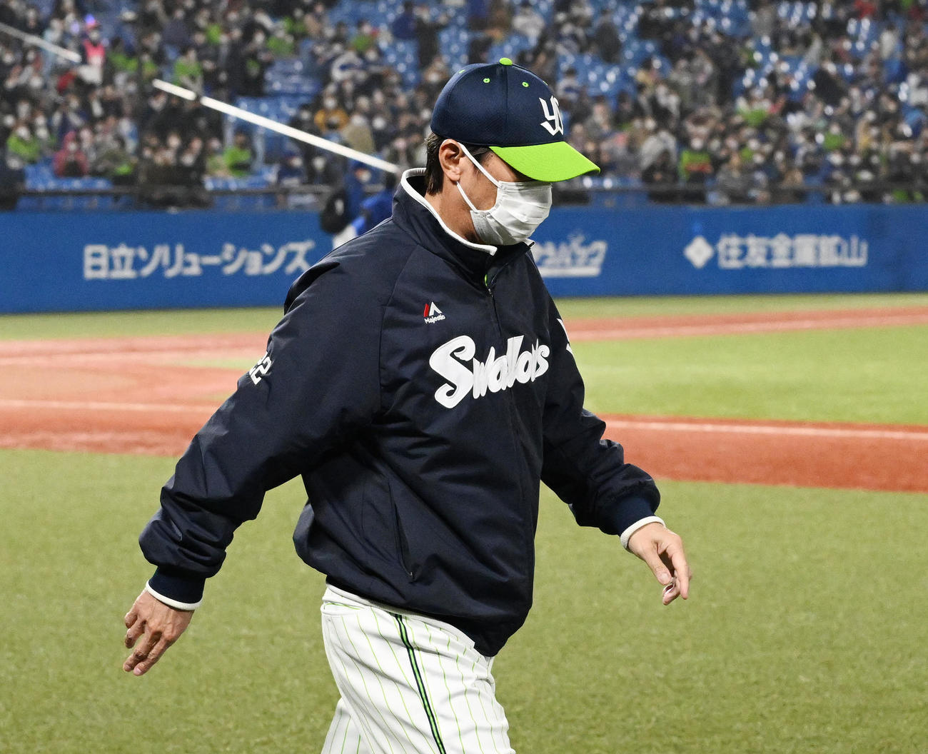 ヤクルト対中日　試合に敗れ引き揚げるヤクルト高津監督（撮影・滝沢徹郎）
