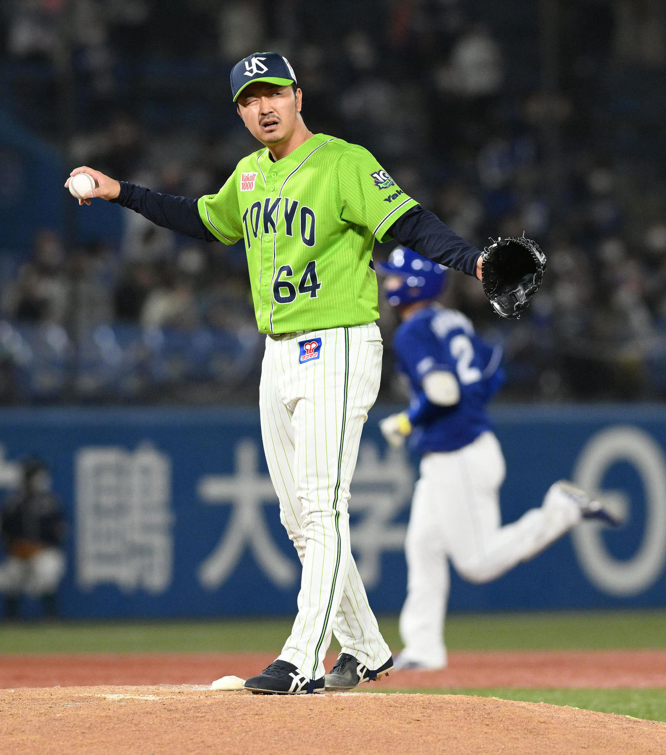 ヤクルト対中日　6回表中日無死、石川昂（奥）に本塁打を浴び厳しい表情の大下（撮影・滝沢徹郎）