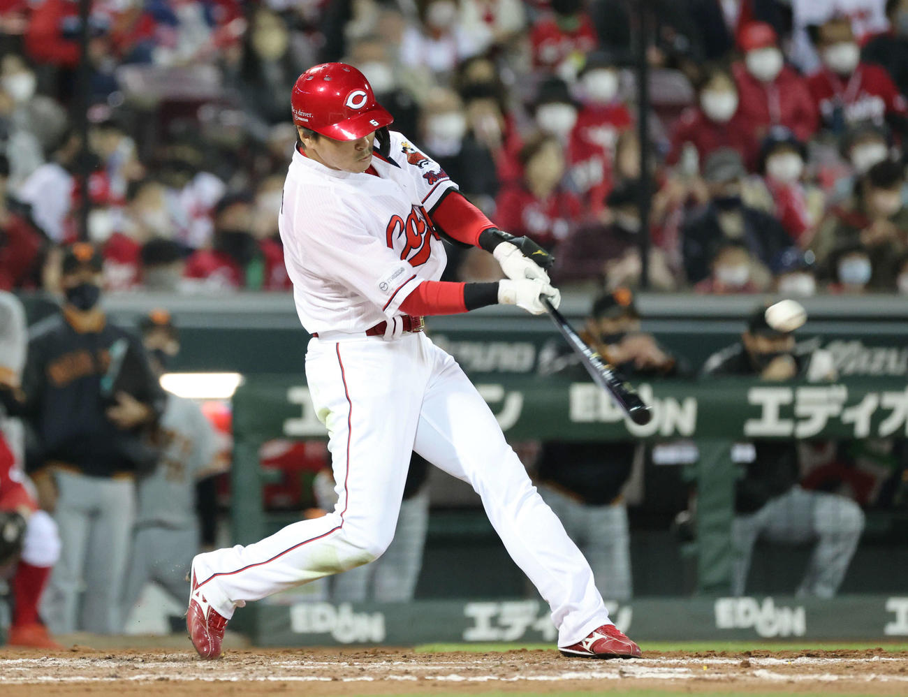 広島対巨人　7回裏広島2死二、三塁、長野は2点適時二塁打を放つ（撮影・加藤孝規）