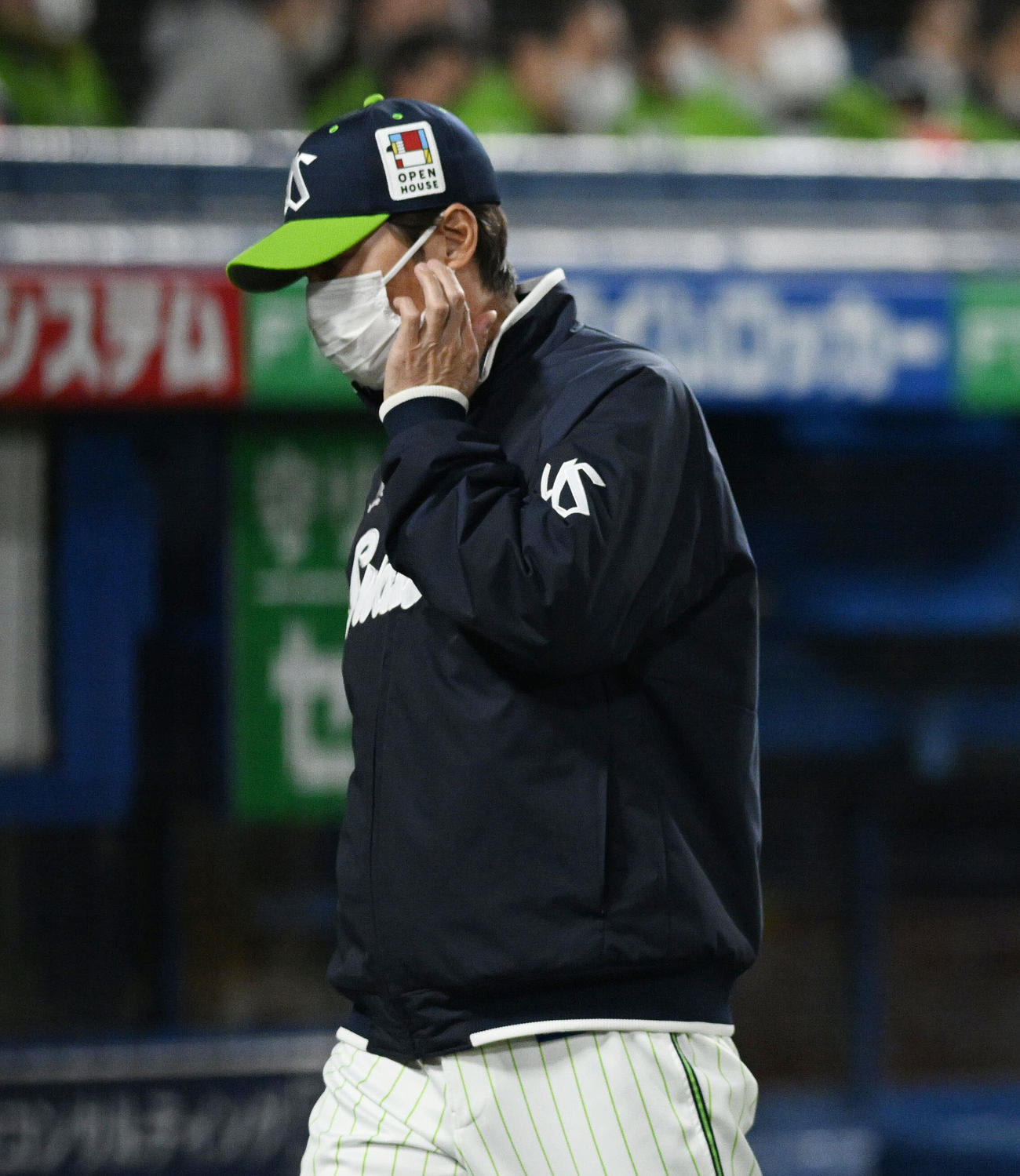 ヤクルト対中日　交代を伝えるヤクルト高津監督（撮影・滝沢徹郎）