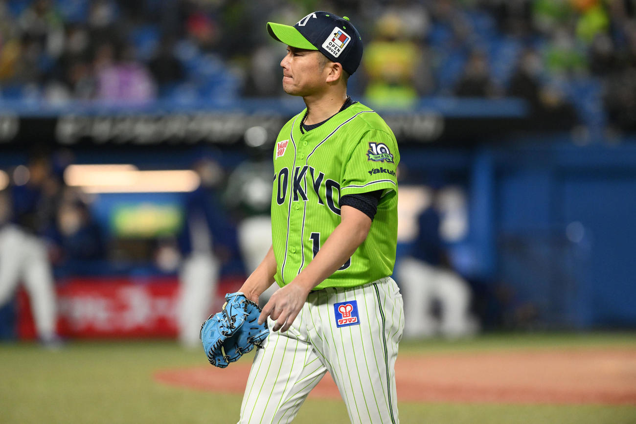 ヤクルト対中日　4回表に失点したヤクルト先発の石川は浮かない表情でベンチへ引き揚げる（撮影・滝沢徹郎）