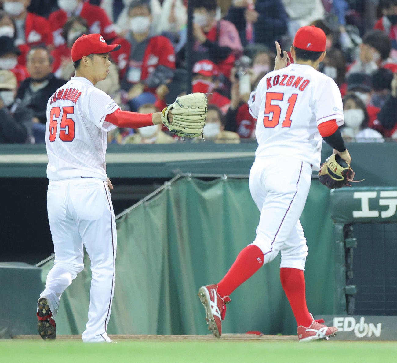 広島対巨人　7回表を抑え、ベンチに戻る玉村（左）と小園（撮影・河田真司）