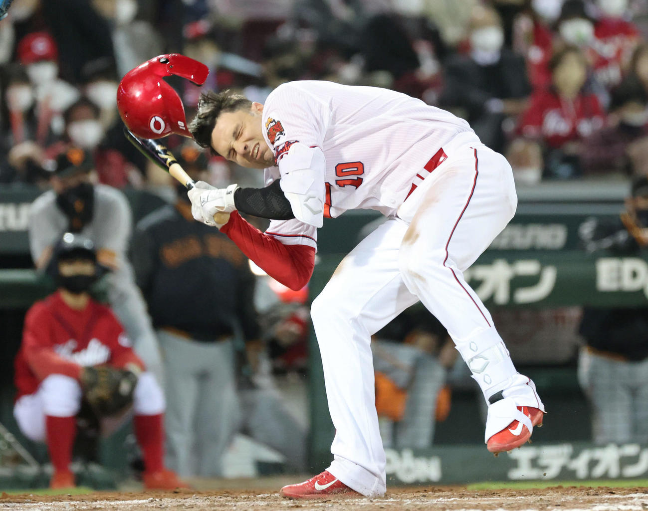 広島対巨人　7回裏広島無死一、三塁、ビエイラの直球がヘルメットに直撃したマクブルーム（撮影・加藤孝規）