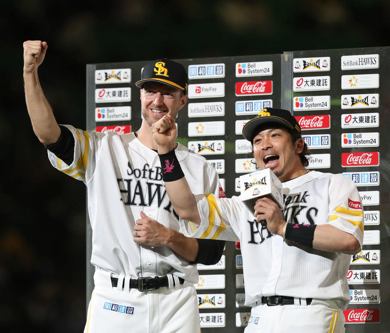 ソフトバンク対オリックス　ヒーローインタビューでポーズを決めるレイ（左）と松田（撮影・屋方直哉）