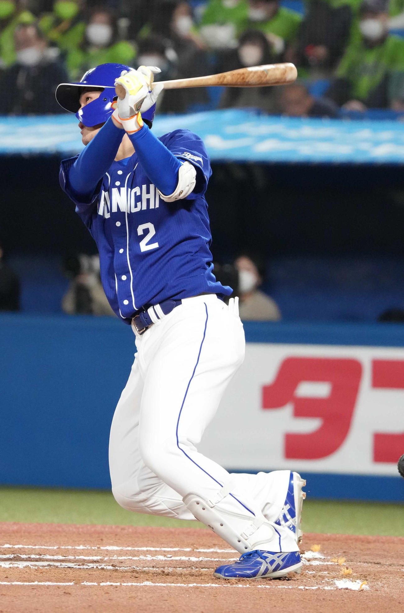 ヤクルト対中日　6回表中日無死、石川昂は左越えにソロ本塁打を放つ（撮影・小沢裕）