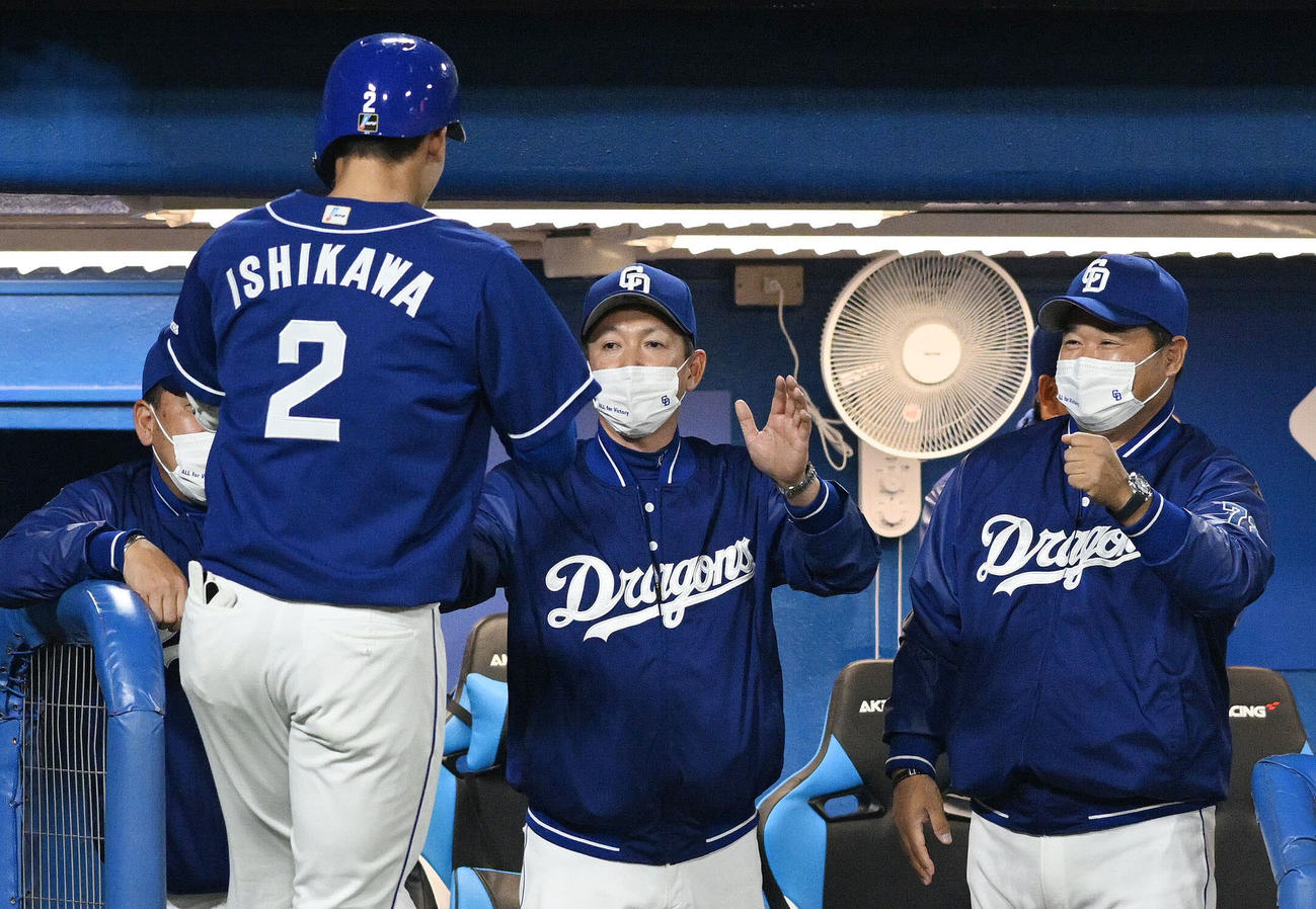 ヤクルト対中日　6回表中日無死、ソロ本塁打を放った石川昂（手前）を迎える立浪監督（右から2人目）（撮影・滝沢徹郎）