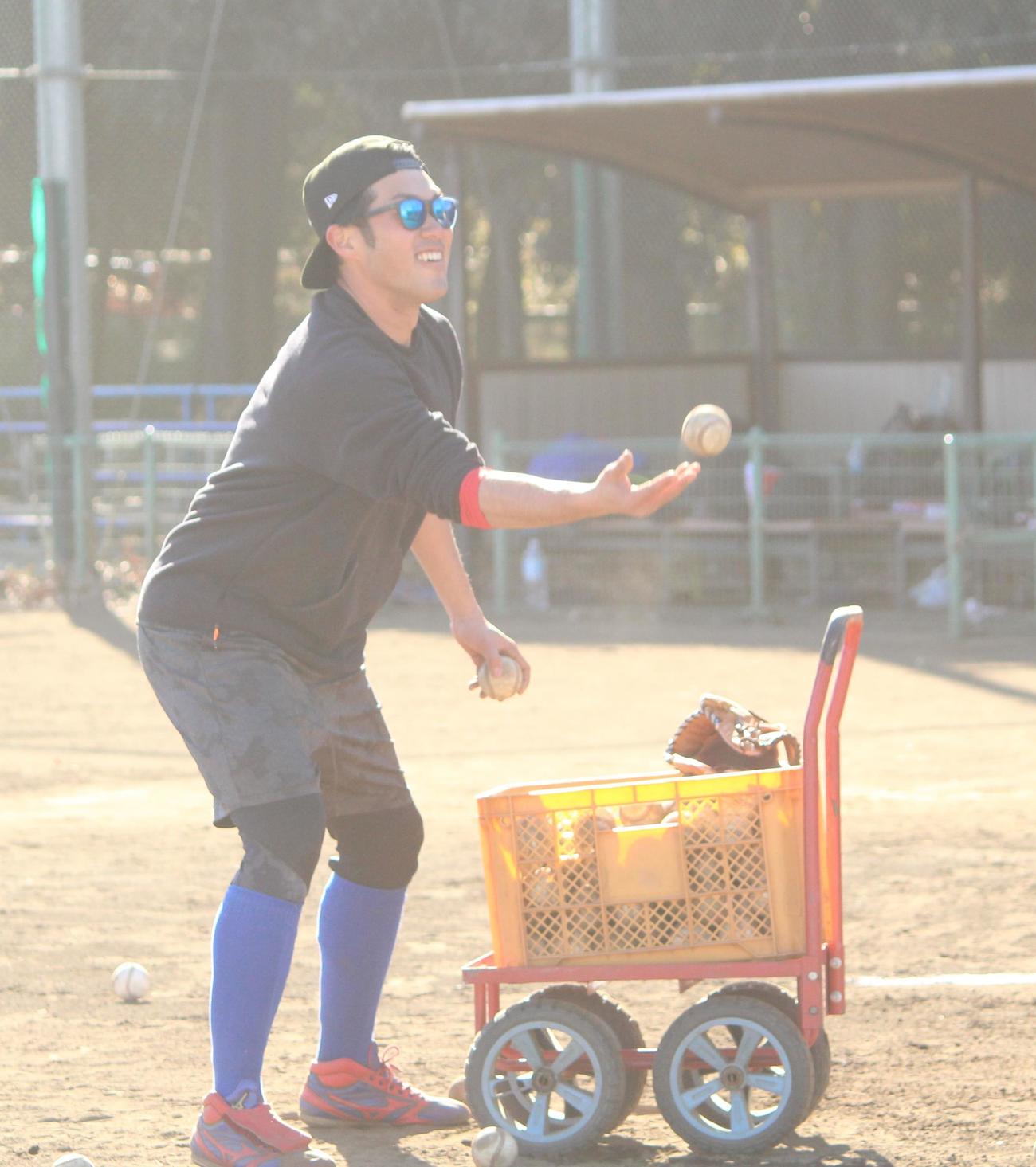 練習でボールを投げるBC・埼玉の由規投手兼任コーチ（撮影・保坂恭子）