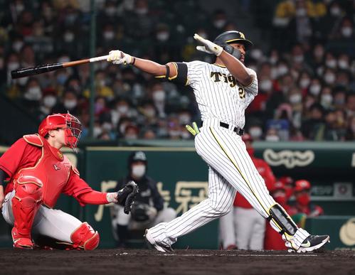 阪神対広島 6回裏阪神2死二塁、右越えに同点適時二塁打を放つロハス・ジュニア(撮影・上田博志)
