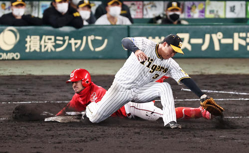 阪神対広島 9回表広島1死二塁、菊池涼は遊内野安打を放つ。一塁手は大山(撮影・加藤哉)