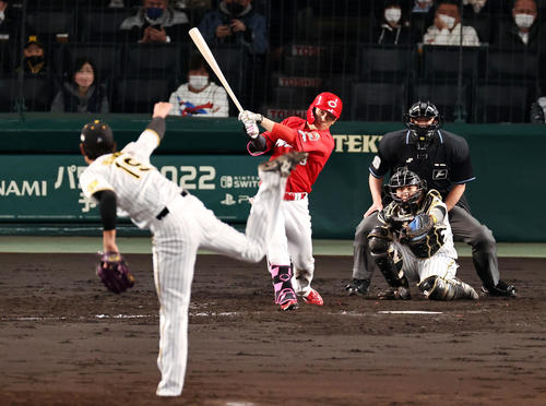 阪神対広島 4回表広島2死二塁、西川は右越え適時三塁打を放つ。投手は藤浪(撮影・加藤哉)