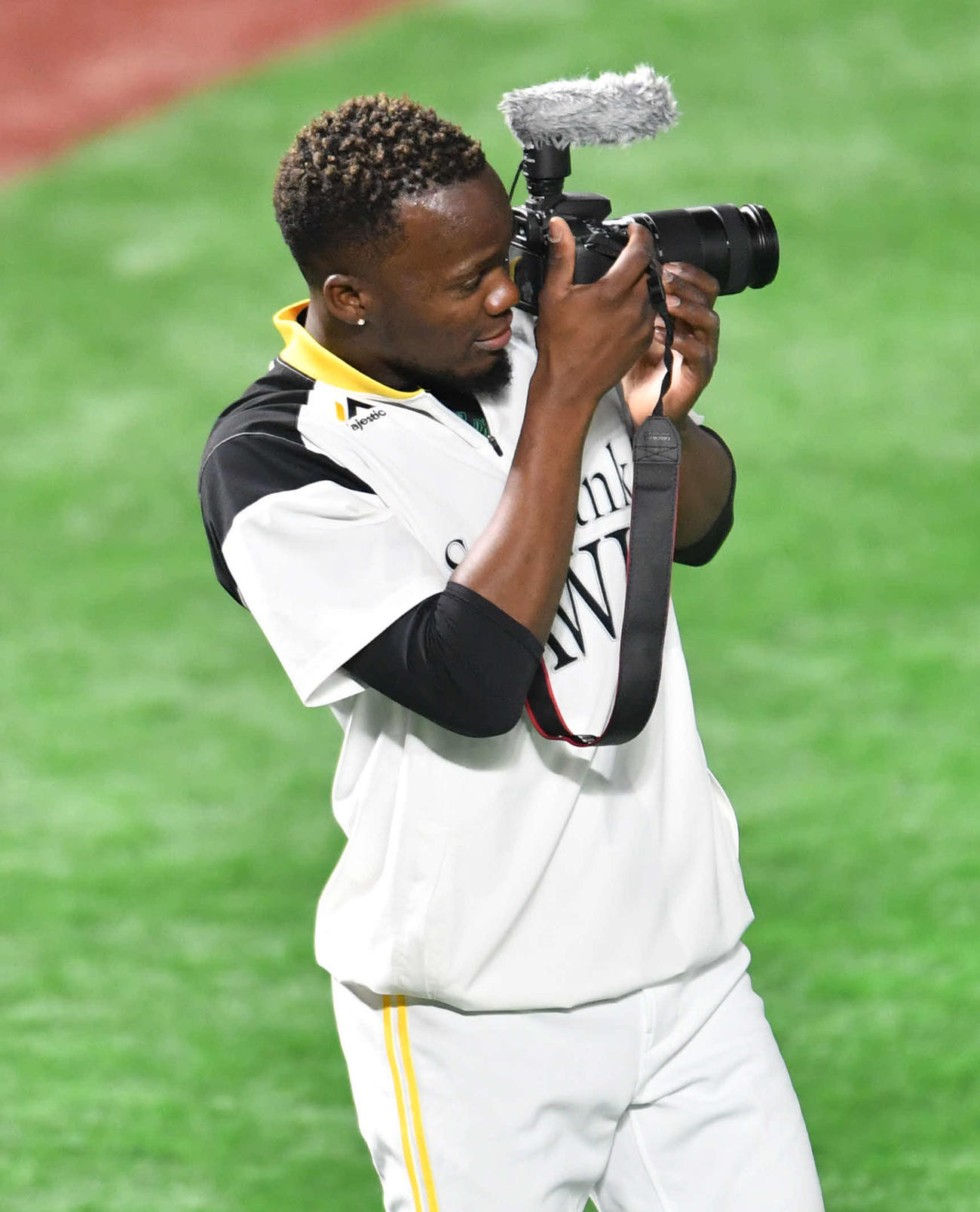 ソフトバンク対オリックス　球場広報のカメラを借りて撮影するモイネロ（撮影・岩下翔太）