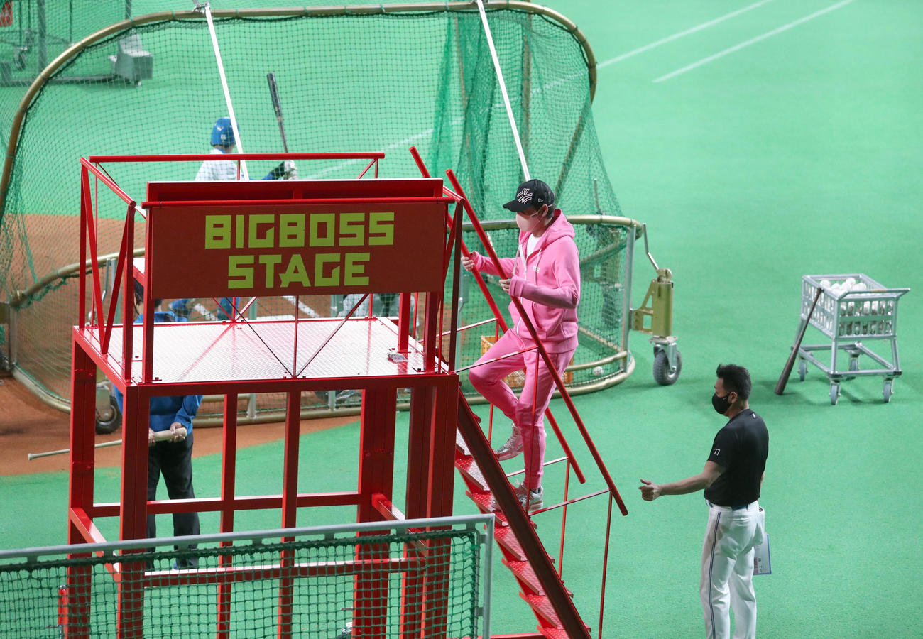 日本ハム対楽天　札幌ドームに突如現れたBIGBOSSステージに登る日本ハム新庄監督（撮影・佐藤翔太）